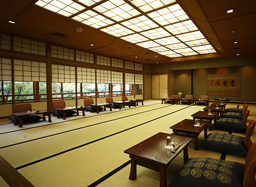 中広間 群巒(ぐんらん)