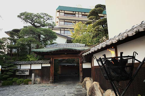 当ホテル前から萩・秋吉台方面へ バスが出発しております